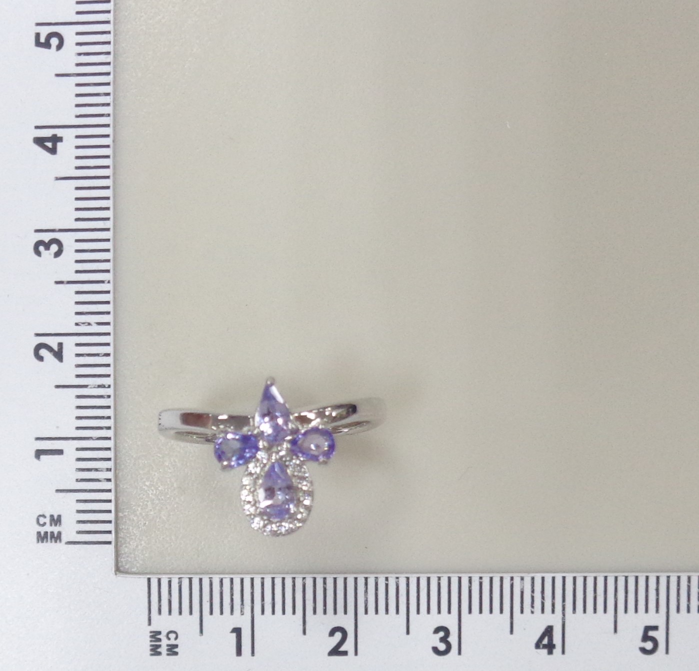 Серебряное кольцо с танзанитами